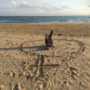 Vila i sitt ritade hon-tecken i stranden. Min dotter. 