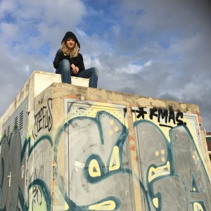 Klätterapan Moltas på graffiti-vägg vid badhuset i Sitges